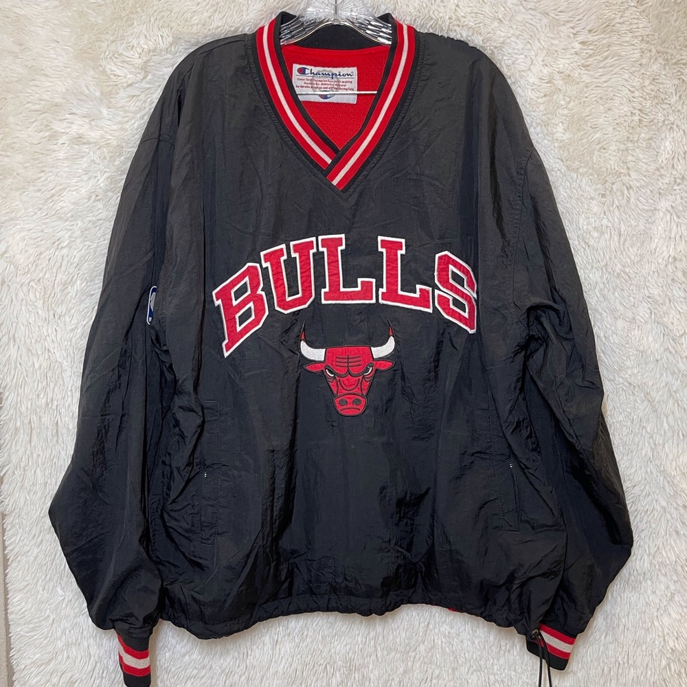 Chicago Bulls V-Neck Windbreaker